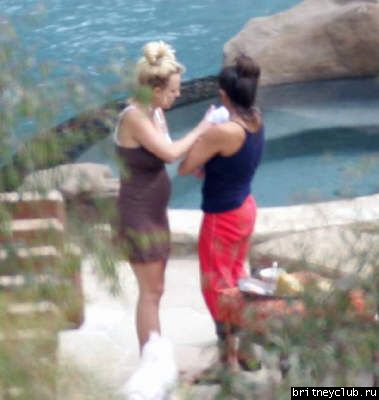 Бритни и Линн Спирс играют с собачкой во дворе особняка в Малибу03.jpg(Бритни Спирс, Britney Spears)