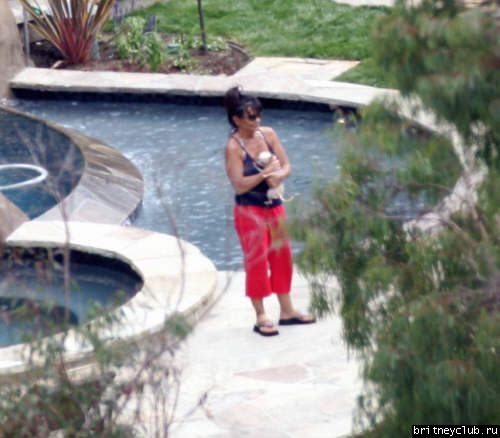 Бритни и Линн Спирс играют с собачкой во дворе особняка в Малибу04.jpg(Бритни Спирс, Britney Spears)