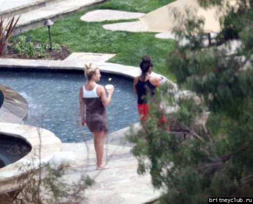 Бритни и Линн Спирс играют с собачкой во дворе особняка в Малибу05.jpg(Бритни Спирс, Britney Spears)