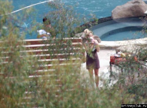 Бритни и Линн Спирс играют с собачкой во дворе особняка в Малибу06.jpg(Бритни Спирс, Britney Spears)