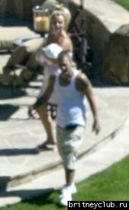 Бритни гуляет с ребенком около бассейна01.jpg(Бритни Спирс, Britney Spears)