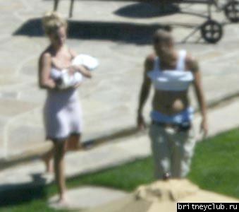 Бритни гуляет с ребенком около бассейна03.jpg(Бритни Спирс, Britney Spears)