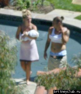 Бритни гуляет с ребенком около бассейна04.jpg(Бритни Спирс, Britney Spears)