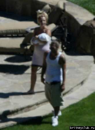 Бритни гуляет с ребенком около бассейна05.jpg(Бритни Спирс, Britney Spears)