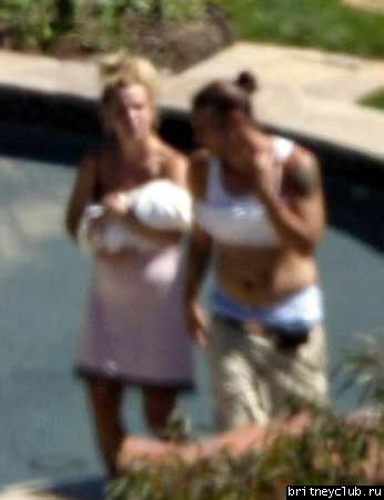 Бритни гуляет с ребенком около бассейна06.jpg(Бритни Спирс, Britney Spears)