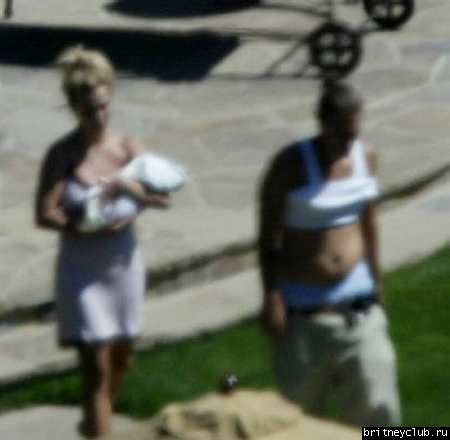 Бритни гуляет с ребенком около бассейна07.jpg(Бритни Спирс, Britney Spears)