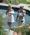 Бритни гуляет с ребенком около бассейна