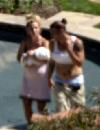 Бритни гуляет с ребенком около бассейна