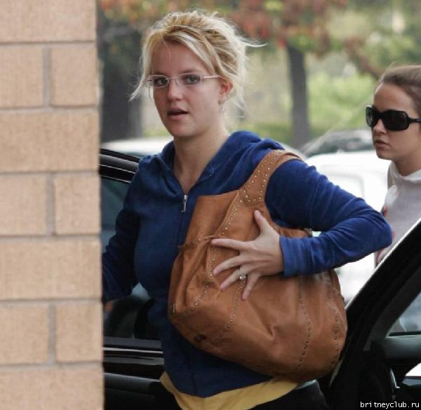 Бритни идет в магазин нижнего белья bspearsglasses110605_01.jpg(Бритни Спирс, Britney Spears)