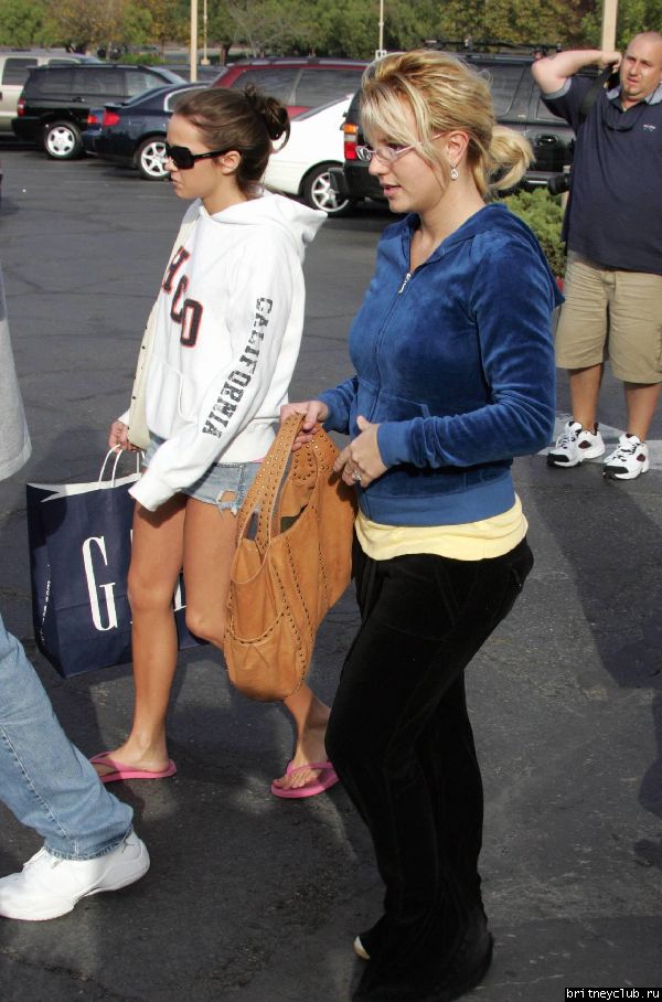 Бритни идет в магазин нижнего белья bspearsglasses110605_10.jpg(Бритни Спирс, Britney Spears)