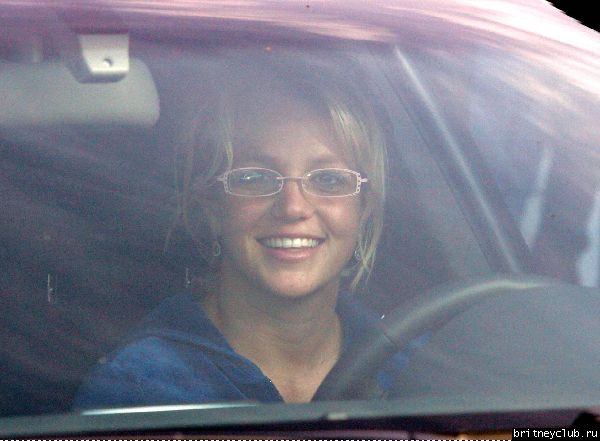 Бритни идет в магазин нижнего белья bspearsglasses110605_28.jpg(Бритни Спирс, Britney Spears)