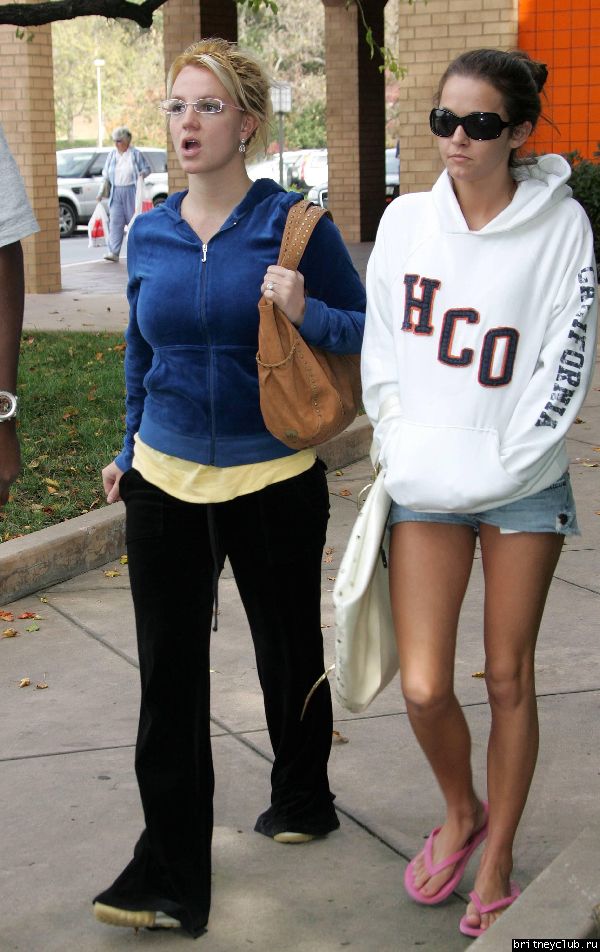 Бритни идет в магазин нижнего белья bspearsglasses110605_32.jpg(Бритни Спирс, Britney Spears)