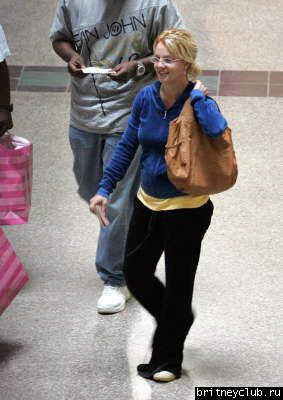 Бритни идет в магазин нижнего белья vic57pg.jpg(Бритни Спирс, Britney Spears)