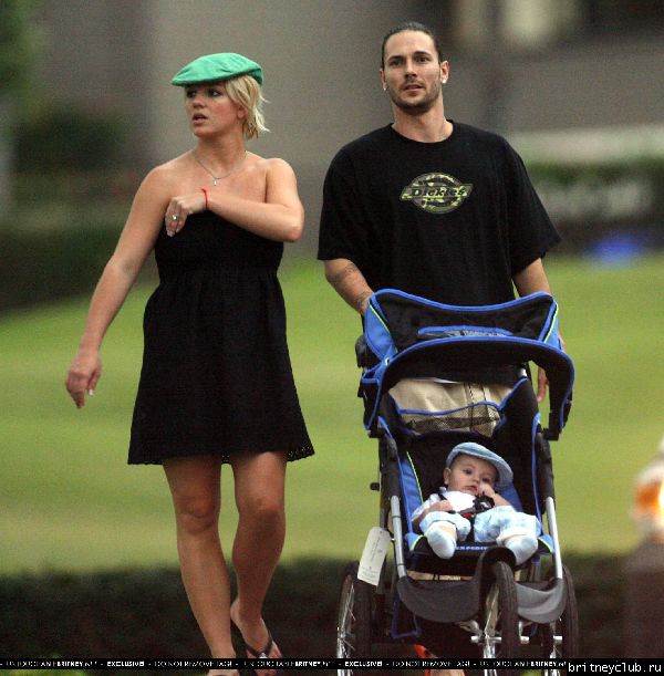 Бритни и Кевин гуляют с Шономt01558577.jpg(Бритни Спирс, Britney Spears)