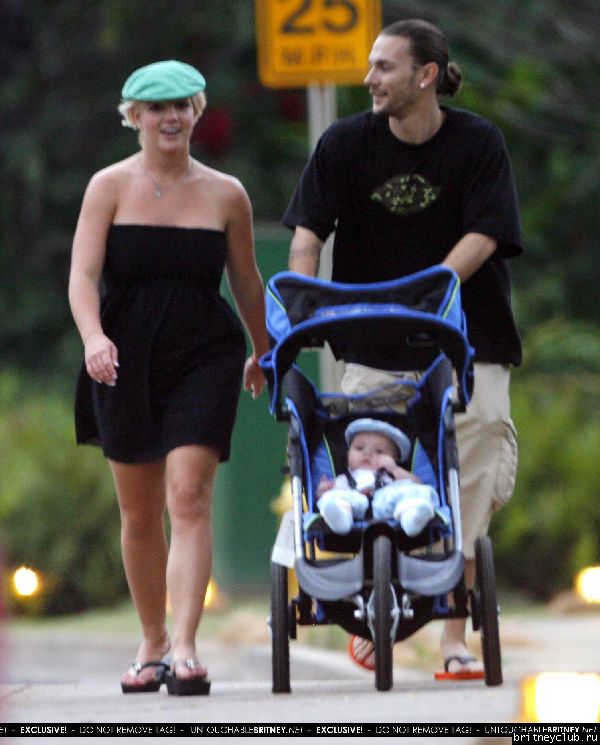 Бритни и Кевин гуляют с Шономt01558580.jpg(Бритни Спирс, Britney Spears)