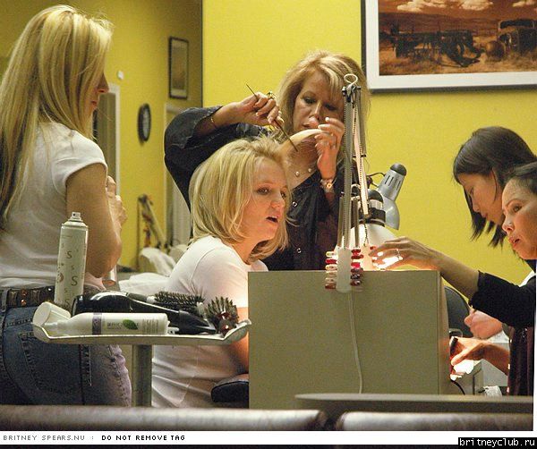 Бритни в салоне красоты 05.jpg(Бритни Спирс, Britney Spears)