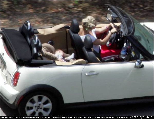 Бритни и Шон катаются на новой машине01.jpg(Бритни Спирс, Britney Spears)