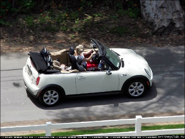 Бритни и Шон катаются на новой машине02.jpg(Бритни Спирс, Britney Spears)