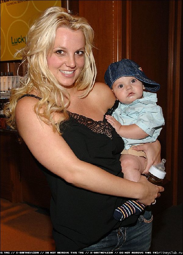 The Lucky Club 200604.jpg(Бритни Спирс, Britney Spears)