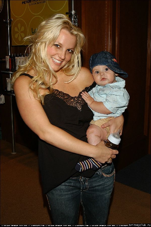 The Lucky Club 200614.jpg(Бритни Спирс, Britney Spears)