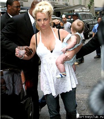 Бритни чуть не выронила ребенка05.jpg(Бритни Спирс, Britney Spears)