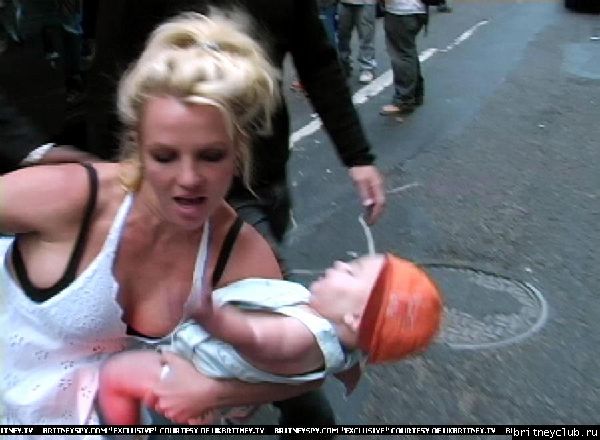 Бритни чуть не выронила ребенка07.jpg(Бритни Спирс, Britney Spears)
