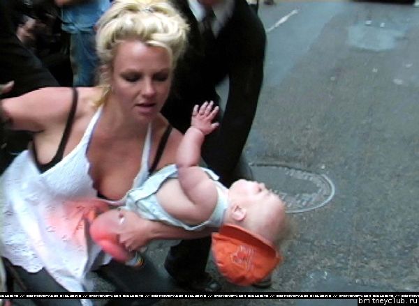 Бритни чуть не выронила ребенка09.jpg(Бритни Спирс, Britney Spears)