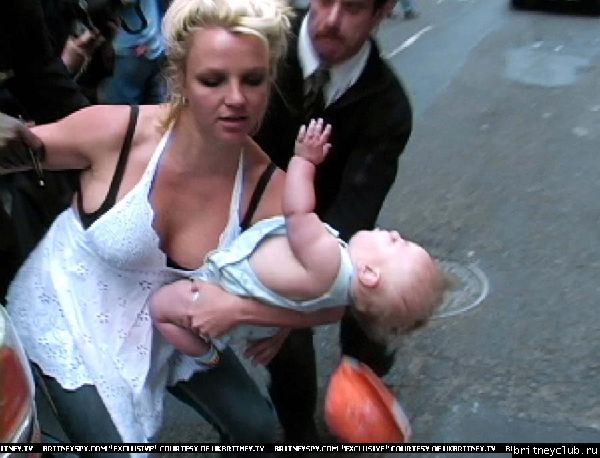 Бритни чуть не выронила ребенка10.jpg(Бритни Спирс, Britney Spears)