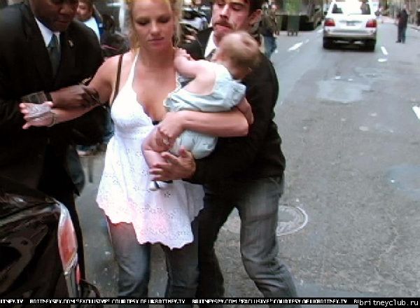 Бритни чуть не выронила ребенка11.jpg(Бритни Спирс, Britney Spears)