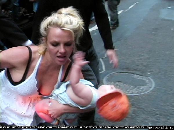 Бритни чуть не выронила ребенка1148661410824.jpg(Бритни Спирс, Britney Spears)