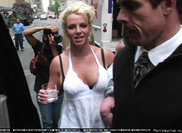 Бритни чуть не выронила ребенка1148661415730.jpg(Бритни Спирс, Britney Spears)