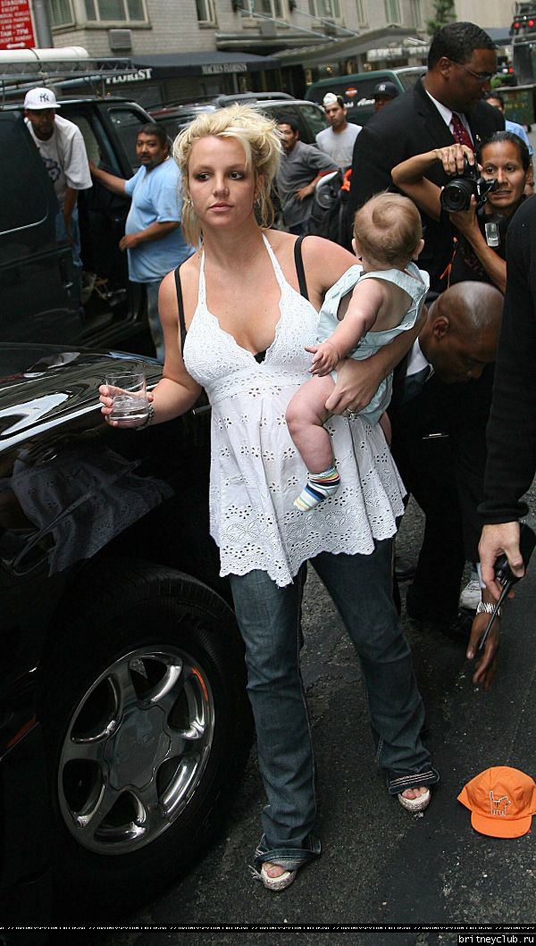 Бритни чуть не выронила ребенка1148661459708.jpg(Бритни Спирс, Britney Spears)