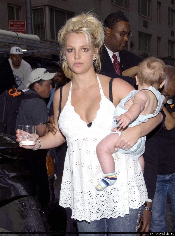 Бритни чуть не выронила ребенка1148661512594.jpg(Бритни Спирс, Britney Spears)