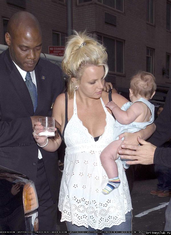 Бритни чуть не выронила ребенка1148661515241.jpg(Бритни Спирс, Britney Spears)