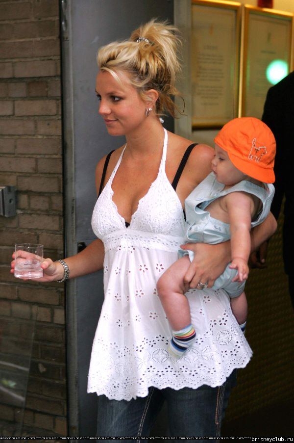Бритни чуть не выронила ребенка1148661519544.jpg(Бритни Спирс, Britney Spears)