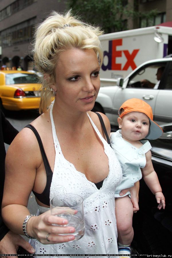 Бритни чуть не выронила ребенка1148661543496.jpg(Бритни Спирс, Britney Spears)