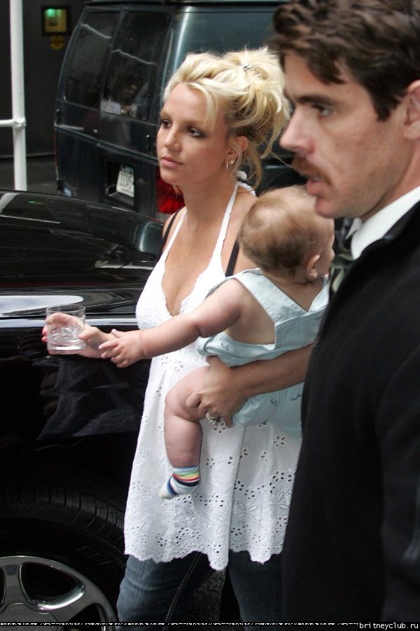 Бритни чуть не выронила ребенка1148661547967.jpg(Бритни Спирс, Britney Spears)