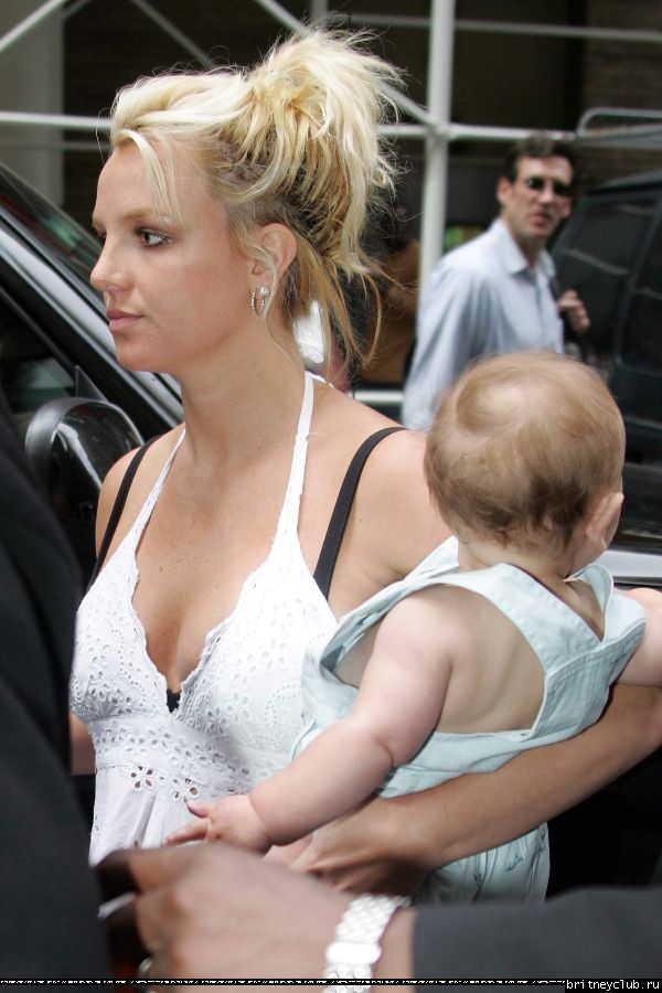 Бритни чуть не выронила ребенка1148661550124.jpg(Бритни Спирс, Britney Spears)