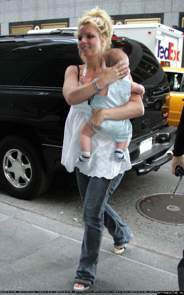 Бритни чуть не выронила ребенка1148661557246.jpg(Бритни Спирс, Britney Spears)