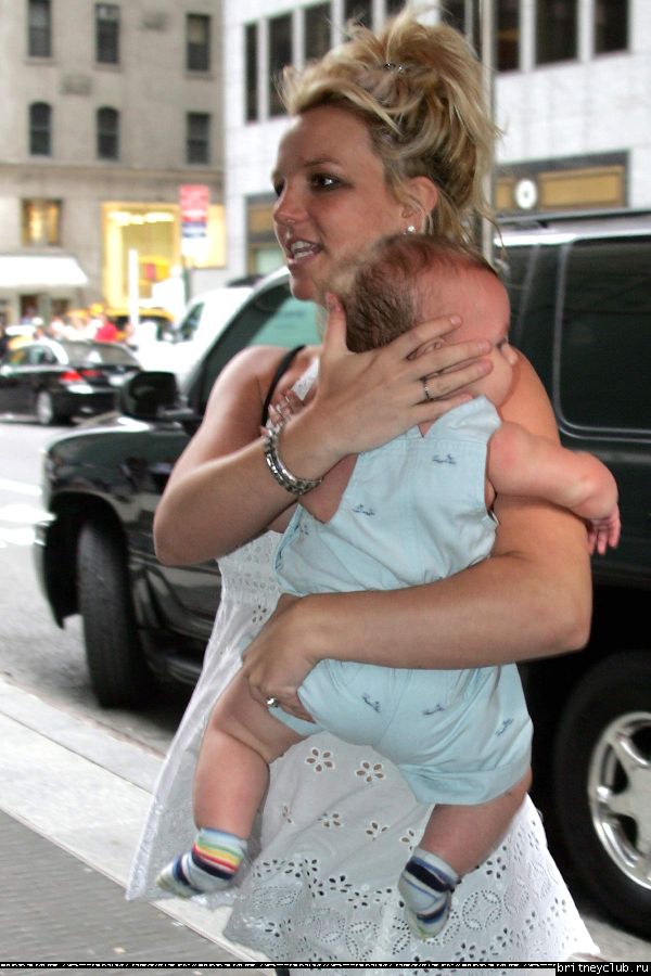 Бритни чуть не выронила ребенка1148661562779.jpg(Бритни Спирс, Britney Spears)