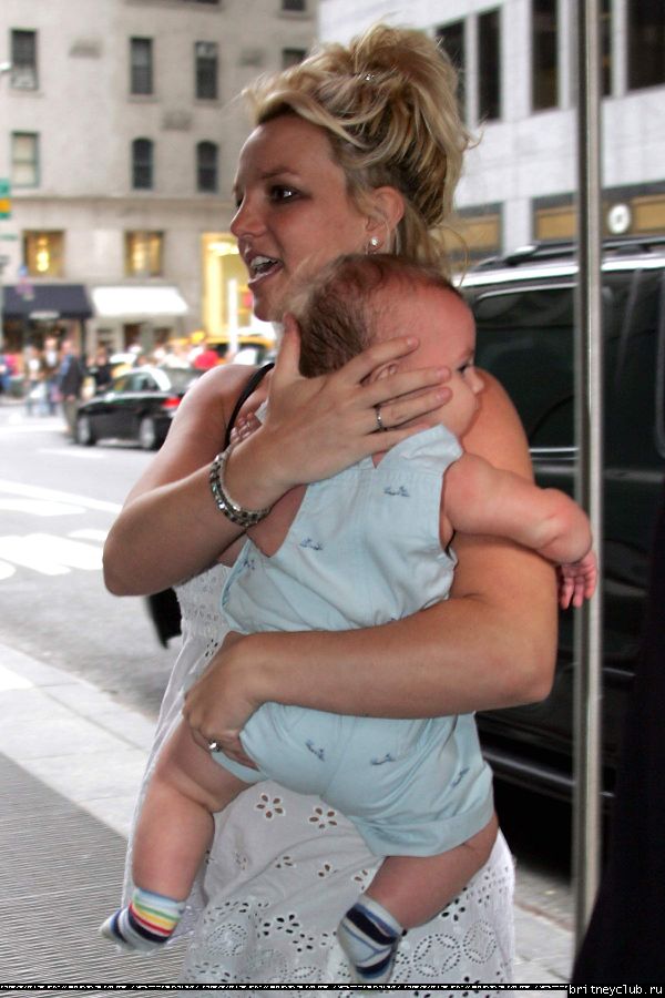 Бритни чуть не выронила ребенка1148661565091.jpg(Бритни Спирс, Britney Spears)