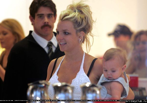Бритни чуть не выронила ребенка1148661577165.jpg(Бритни Спирс, Britney Spears)