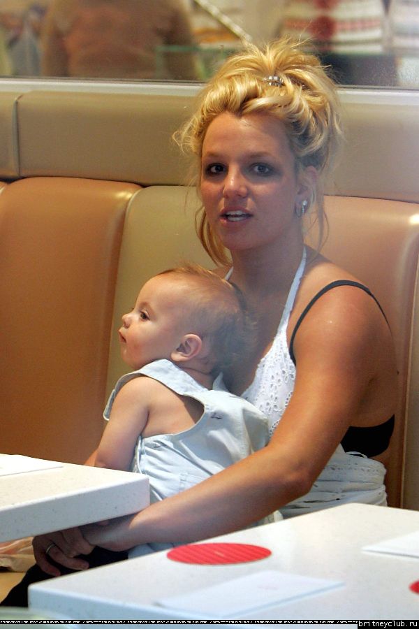 Бритни чуть не выронила ребенка1148661585327.jpg(Бритни Спирс, Britney Spears)