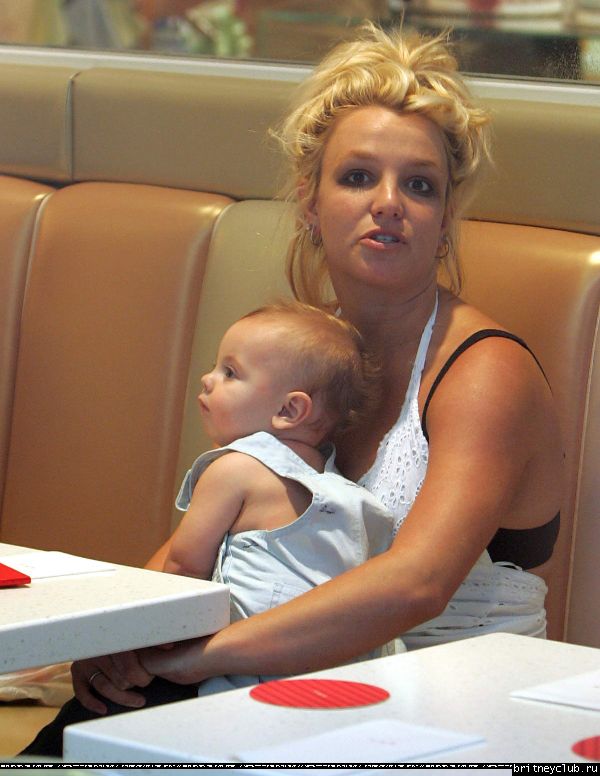 Бритни чуть не выронила ребенка1148661589788.jpg(Бритни Спирс, Britney Spears)