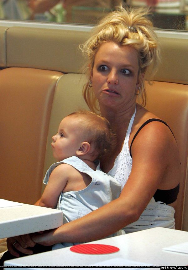 Бритни чуть не выронила ребенка1148661591778.jpg(Бритни Спирс, Britney Spears)