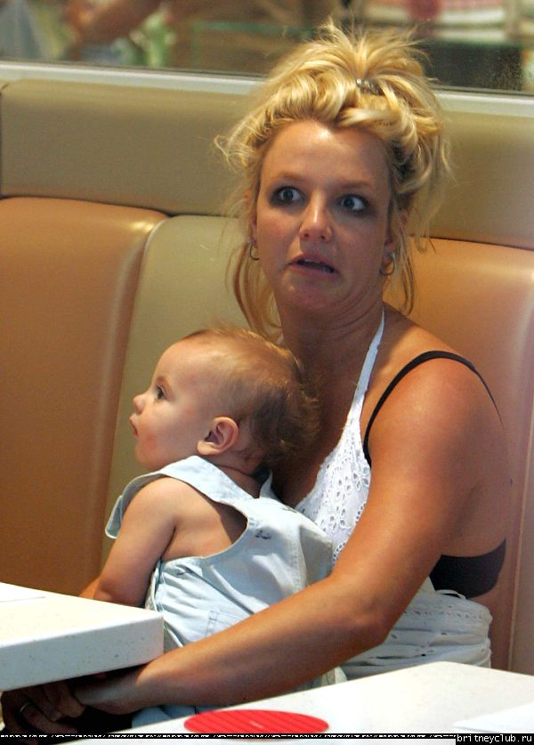Бритни чуть не выронила ребенка1148661598896.jpg(Бритни Спирс, Britney Spears)