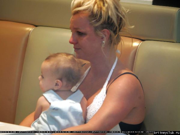 Бритни чуть не выронила ребенка1148661604725.jpg(Бритни Спирс, Britney Spears)