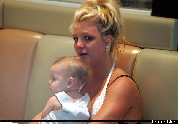 Бритни чуть не выронила ребенка1148661606380.jpg(Бритни Спирс, Britney Spears)