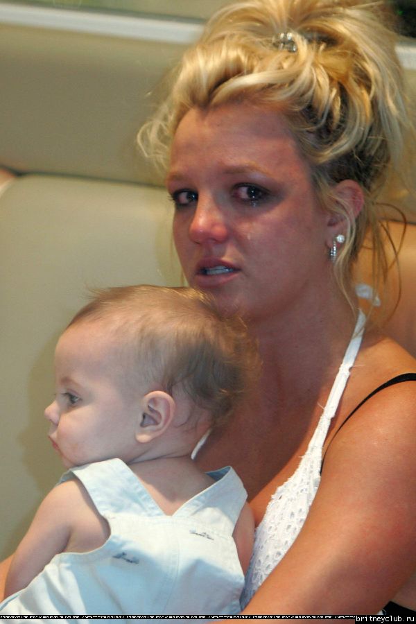Бритни чуть не выронила ребенка1148661608073.jpg(Бритни Спирс, Britney Spears)