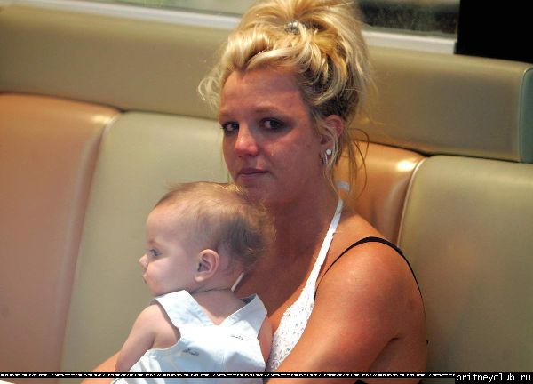 Бритни чуть не выронила ребенка1148661610224.jpg(Бритни Спирс, Britney Spears)